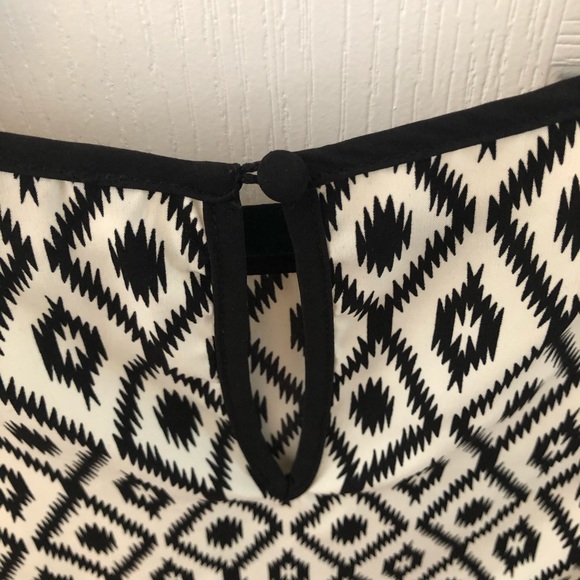 Forever21 sleeveless blouse - Picture 4 of 4